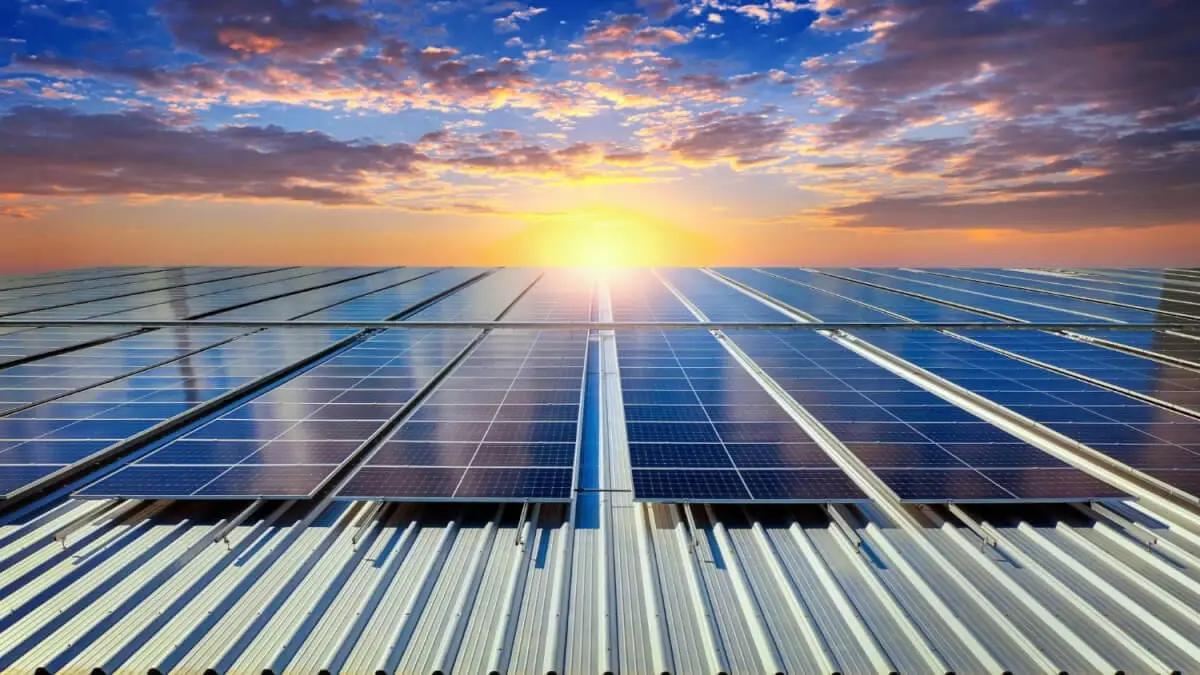 Självförsörjande hem: En introduktion till solenergi och energisystem.