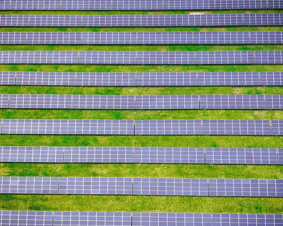 Solenergi för nybörjare: En guide till de grundläggande koncepten och termer illustration